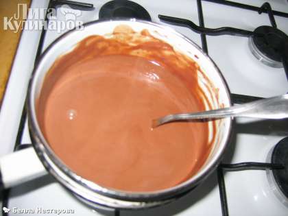 На водяной бане растопить шоколад, добавить сливки (придает соусу бархатистый вкус) и молоко.