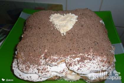 Верхний слой присыпаем тертым шоколадом и украшаем сердечком из крошек безе( сахарной пудры)
