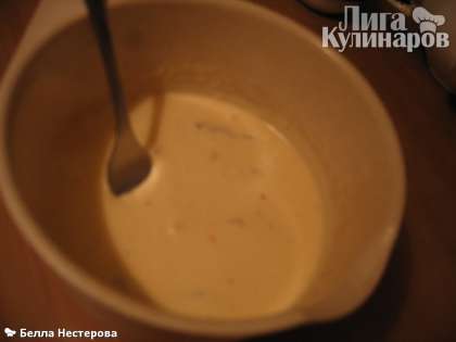 Приготовить кляр: смешать яйцо, молоко, муку, соль - должно получиться тесто как на оладьи. Дать постоять мин. 15.