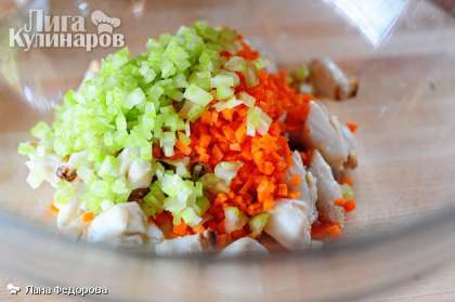 Приготовим крабовый салат.  Для этого нам понадобится глубокая миска, в которую мы помещаем нарезанные: морковь, сельдерей, крабовое мясо.