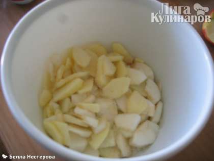 Яблоки очистить от кожуры и сердцевины, тонко порезать и присыпать 1/2 сахара
