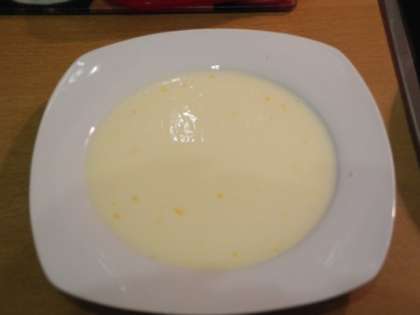 В глубокую тарелку налить молоко, яйцо и взболтать вилкой.