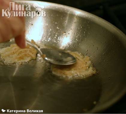 На разогретую сковородку наливаем масло и столовой ложкой выкладываем драники, чуть ложкой же их приминая