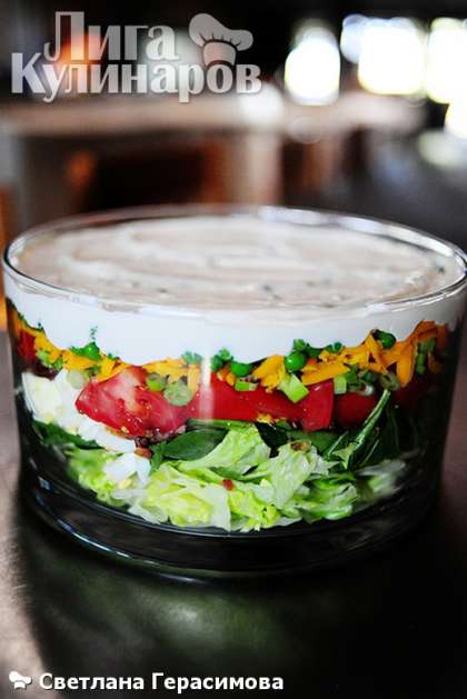 Накрыть салат пищевой пленкой и поставить его в холодильник на пару часов.