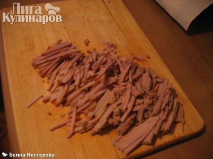 Так же тонкой соломкой нарезать мясо (свинину не жирную или говядину)