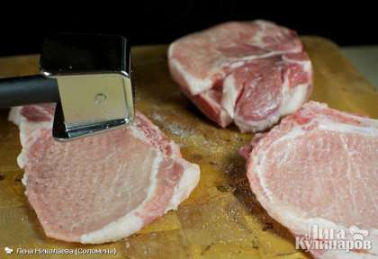 Мясо режем на стейки толщиной 2 см.  каждый кусочек с любовью отбиваем.