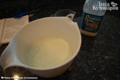 Делаем молочный заварной крем. Смешиваем в кастрюле молоко, оставшийся сахар (1.25 стакана), ванильный сахар и яйца, хорошо-хорошо взбейте до белой пены