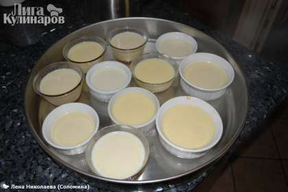 Разливаем молочную смесь по чашкам поровну и ставим чашечки на противень
