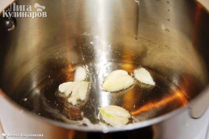 Ставим вариться спагетти согласно рекомендациям на упаковке, воду солим из расчета 1 столовая ложка соли на 1 л воды.  Чеснок мелко режем и обжариваем до золотистого цвета на оливковом масле