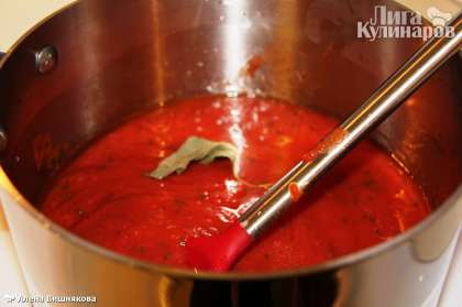 Если у вас помидоры без кожи - мелко-мелко рубим их почти до состояния пасты. Выкладываем помидоры (или готовую томатную пасту) в сковороду. Солим по вкусу, перчим, добавляем порезанный базилик и тушим под крышкой на маленьком огне минут 20.