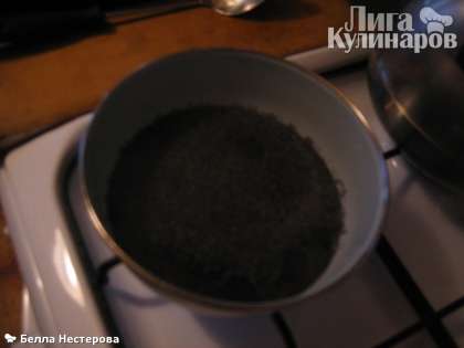 мак залить горячей водой, добавить 1 ч.л. сахара и прокипятить на маленьком огне 5 мин.