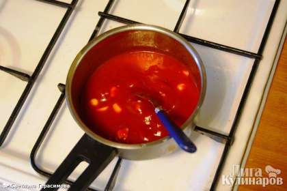 Соус: Смешать в кастрюльке томатную пасту, кетчуп, чеснок, специи. Поставить на небольшой огонь и не доводя до кипения добавить воды (примерно половину стакана). Довести до кипения и выключить. Соус готов!