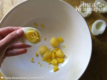 Разрезаем пополам и выкладываем желтки яиц в чашу