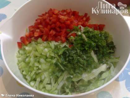 Режем красный перец, зеленый лук, базилик, салат и сельдерей в миску для салата.