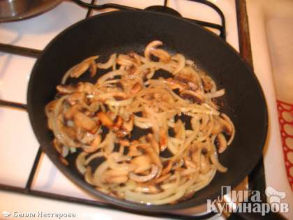 грибы выложить на сухую сковороду, когда влага выкипит добавить масло, добавить лук и все вместе обжарить до золотистого цвета