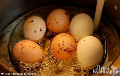 Вынимаем яйца и кладем в миску с ледяной водой, чтобы охладить их
