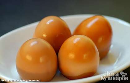 Яйца становятся коричневого цвета и более плотной консистенции
