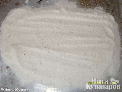 На противень насыпать слой соли около 2 см толщиной