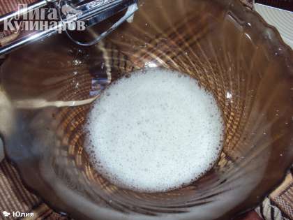 Сахар вместе с ванильным сахаром насыпать в чашу и измельчить - нужно получить мелкий сахарный песок.  Отложить 3 чайных ложки сахара и перемешать вместе с крахмалом.  Белки вылить в миску и добавить сок лимона.  Взбивать белки на средней скорости миксера до мягкой пышной пены.
