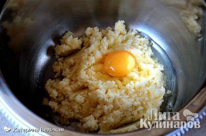 Добавляем 3 яйца комнатной температуры и чайную ложку (5г) ванилина, тщательно взбить
