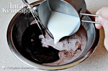 В отдельной миске растворяем 40 грамм какао-порошка в кипящей воде и добавляем к нему 125 мл молока