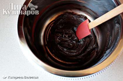 Оставшееся сливочное масло взбиваем миксером, добавляем  оставшееся количество какао-порошка и половину сахарного песка