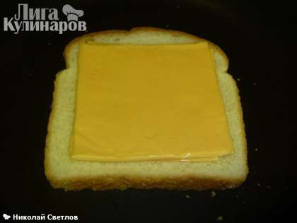 Кладем сверху кусок сыра, проще использовать тонкую нарезку.