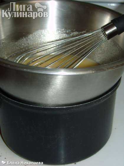 В металлической чаше взбиваем сливочное масло, сахар, яйца, мед.  Ставим на водяную баню. Самый простой способ - взять кастрюлю побольше, налить в нее воды и довести до кипения. Потом убавить огонь до самого минимального и установить сверху миску.