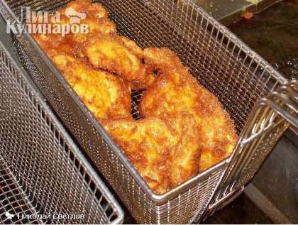 Вынимаем куски рыбы и даем стечь маслу в течение 1-2х минут.  В том же фритюре обжариваем картошку фри.