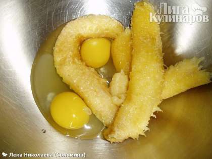 Разбиваем в миску миксера яйца, туда же очищаем бананы