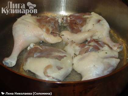 Растопить 400 грамм свиного сала в глубокой сквовороде, выложить окорочка