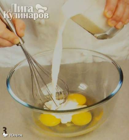 3 яйца взбить с 1 стаканом холодного молока, посолить по вкусу.