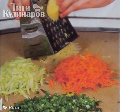 Овощи и зелень вымыть. Картофель,морковь и кабачок очистить, натереть на крупной терке. Слегка отжать. Зеленый лук, укроп и чеснок мелко нарезать, смешать с натертыми овощами.