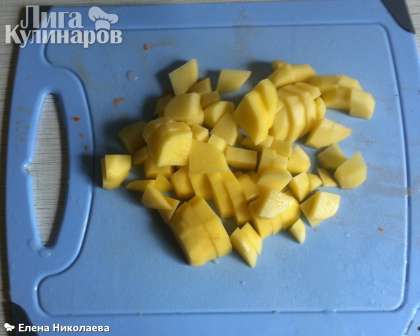 Картофель чистим и режем кубиками или дольками (кто как больше любит)