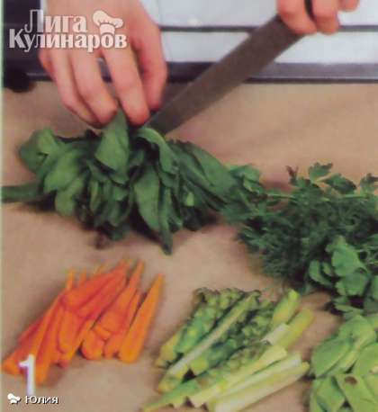 Овощи и зелень вымыть, очистить. Репчатый лук нарезать мелкими кубиками, шпинат - полосками, молодые овощи - небольшими кусочками одинакового размера. Зелень измельчить.