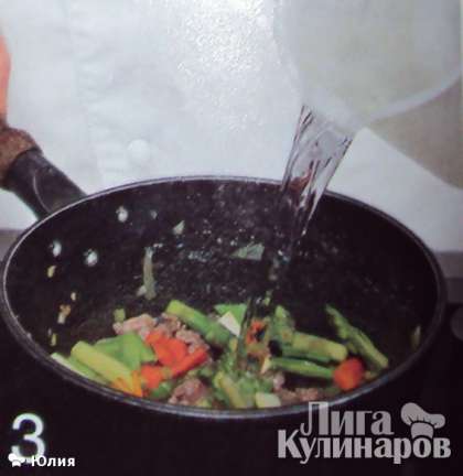 Добавить в сотейник нарезанные овощи, приправить солью и перцем. Влить 1,5 л. горячей воды, накрыть крышкой и варить 15-20 минут.