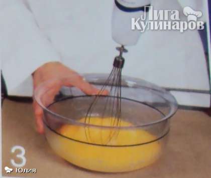 Взбить яйца с сахаром блендером с насадкой-венчиком, добавить лимонную цедру и сок. Оставить на 10 минут.