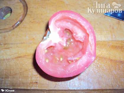 Помидоры вымыть и разрезать поперек на 2 части, из каждой части помидора при помощи ножа вынуть немного мякоти.