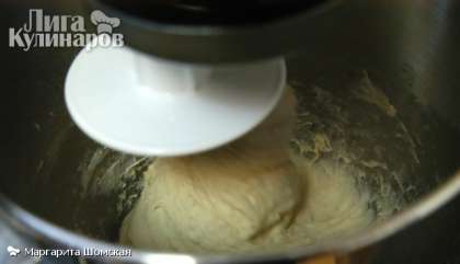 В  микроволновой печи разогреть молоко до 43 ° (это займет примерно 45 секунд). Также необходимо разогреть  духовку до 95 ° C. После достижения этой температуры духовку необходимо выключить и дать ей медленно остыть.  Перемешать с помощью 330 г муки, дрожжи и соль.    Смешать оливковое масло, сахар и молоко и медленно вылить в мучную смесь, при этом миксер должен продолжать вращаться на малых оборотах. Затем увеличиваем скорость до средне-низкой и тщательно перемешиваем тесто. Тесто должно быть гладким, ровным и не липнуть к рукам.