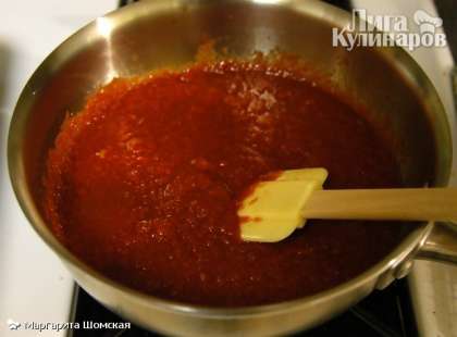 Пока  тесто поднимается, самое время начать делать соус для пиццы. Измельчить  два зубчика чеснока и положить их в кастрюлю с 1 столовой ложкой (15 мл) оливкового масла. Кастрюле держать на медленном огне, пока чеснок сохраняет аромат и не приобретает коричневый цвет (это займет двух минут). Затем добавить банку томатной пасты. Варить эту смесь на среднем огне около двадцати минут. Этого объема соуса хватит на 6-8 пицц.
