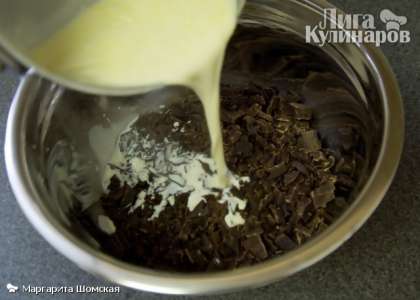 Доведите до кипения чашку жирных сливок. Переложите нарезанный шоколад в миску. Вылейте горячие сливки в шоколад и дайте шоколаду подтаять в течение пяти минут.