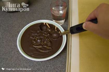 При помощи ложки (лучше всего подойдет ложка для мороженого) формируйте из замерзшей смеси шары и выкладывайте их на лист для выпечки.