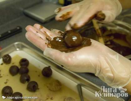 Трюфели можно покрыть растопленным шоколадом...