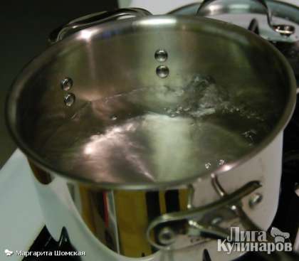 Ингредиенты очень просты, но решающее значение имеют пропорции. Доведите до кипения два литра воды.