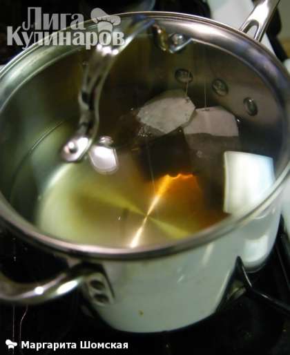 Бросьте два пакетика чая в воду и снимите с огня. Накройте крышкой и дайте чаю завариться в течение по крайней мере 1 часа.