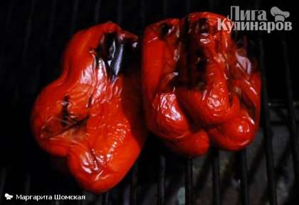 Поджарьте два красных перца на гриле на среднем-слабом огне. Гриль можно заменить духовкой. Поворачивайте перцы примерно каждые пять минут, чтобы равномерно прожарить поверхность.