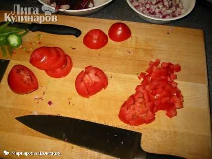 Нарезать кубиками помидоры. Помидоры нужно брать самые зрелые.