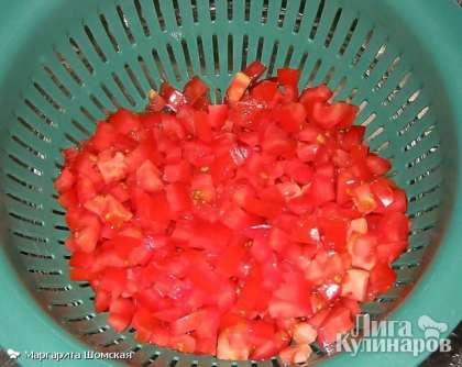 Затем поместить нарезанные помидоры в дуршлаг или сито над миской, чтобы удалить избыток влаги. На это хватит примерно 30 минут.