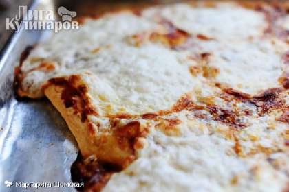 Отправляйте пиццу в духовку предварительно разогретую до 260 градусов и выпекайте примерно 10-12 минут.  Достаем пиццу из духовки.