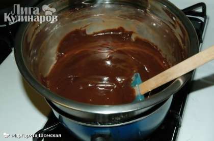 Когда шоколад начнет таять, начинайте работать лопаточкой, терпеливо смешивая ингредиенты. На этом этапе вы можете добавить в помадку и другие ингредиенты, например, нарезанные грецкие орехи, арахисовое масло или что-то еще.